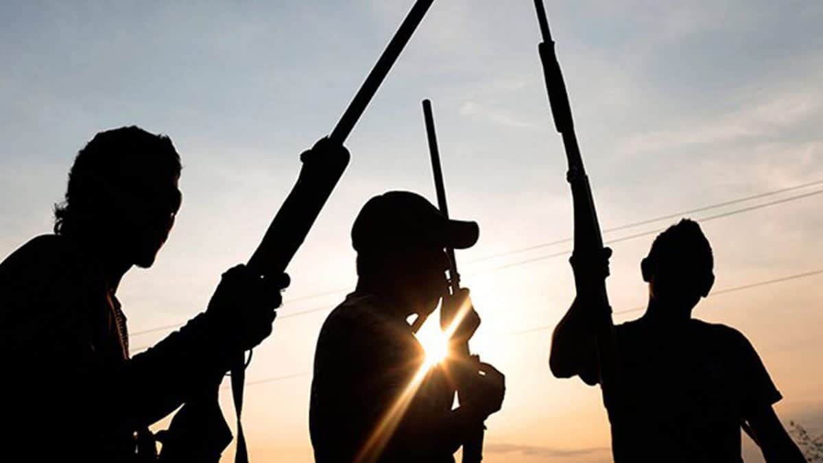 Gunmen Used To Illustrate The Story 9AV1VU