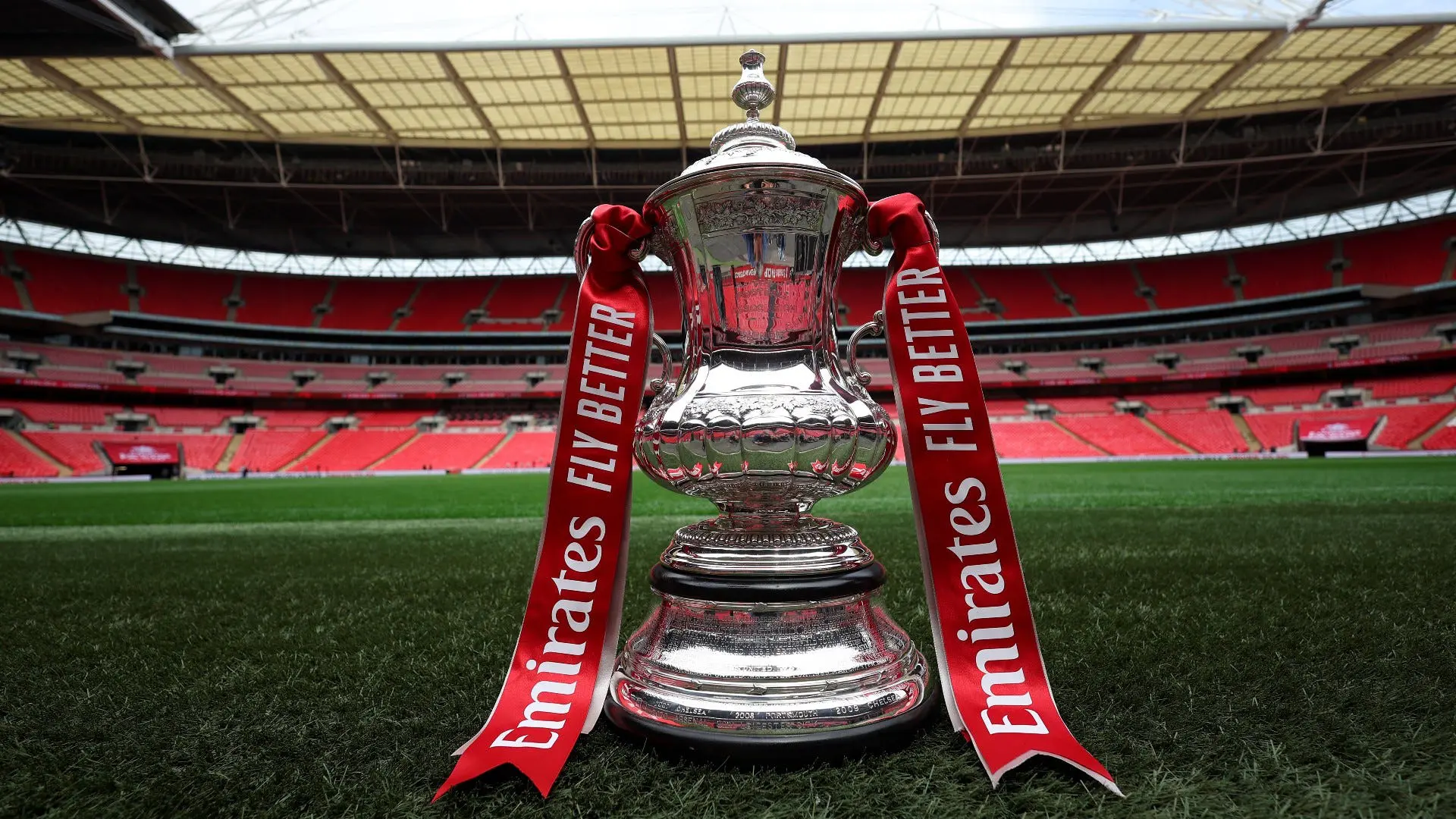 FA Cup Trophy General View Wembley WUse9i
