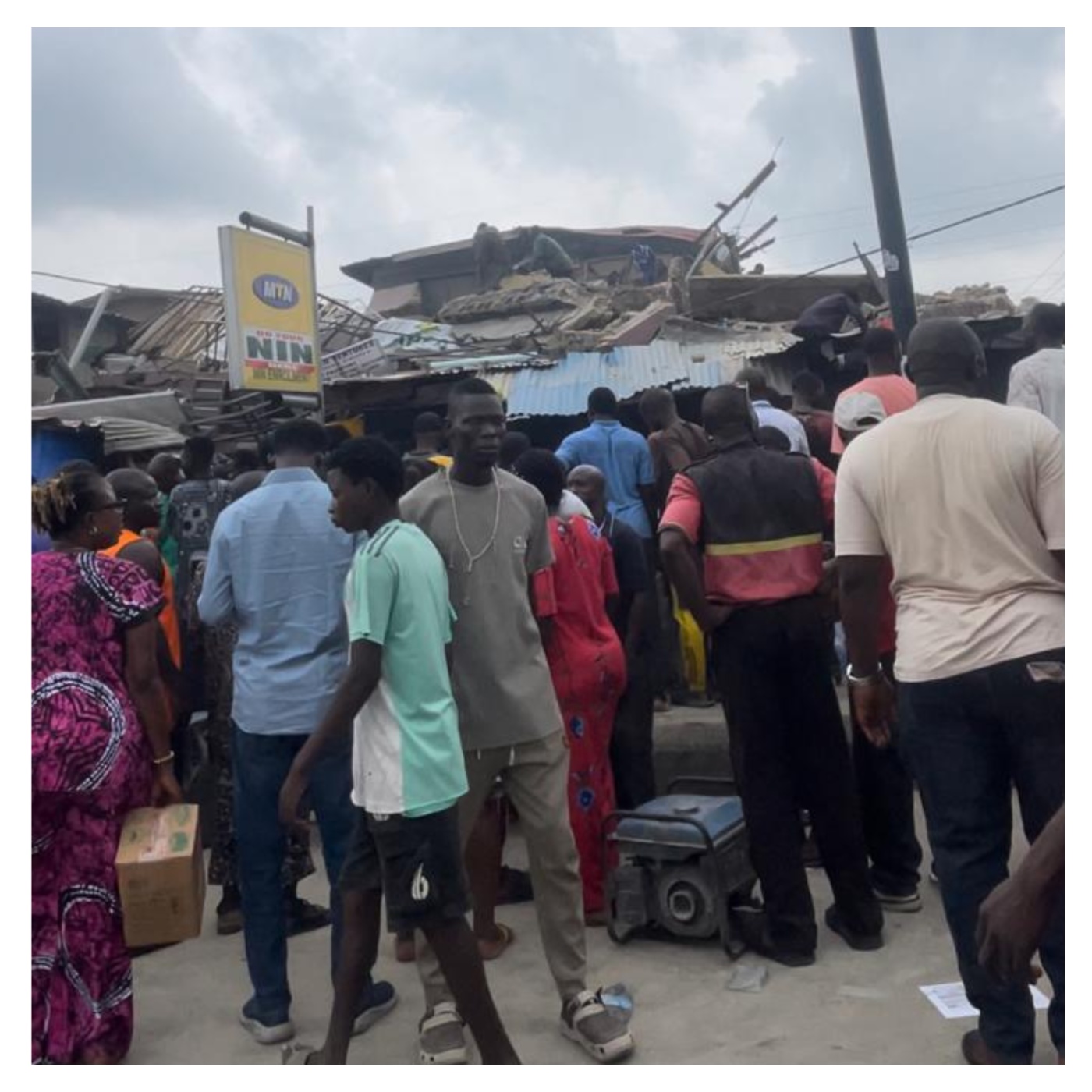 Many Feared Trapped As Three Storey Building Collapses In Lagos KeVN0E