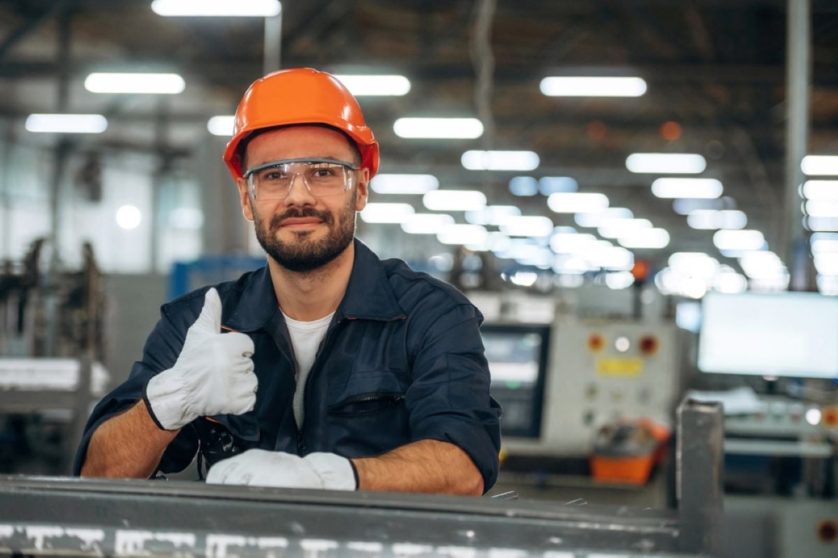 Workers In Canada P8IT5P